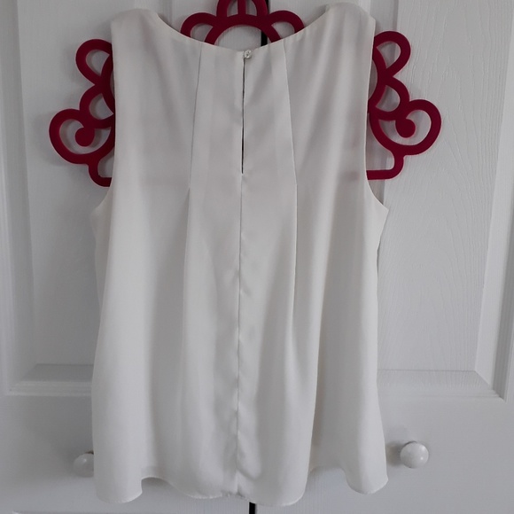 A white sleeveless dress shirt - Picture 2 of 2